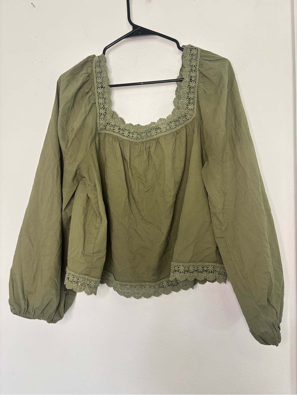 OLD NAVY GREEN PEPLUM FLOWY LACE TRIM BLOUSE SZ LARGE